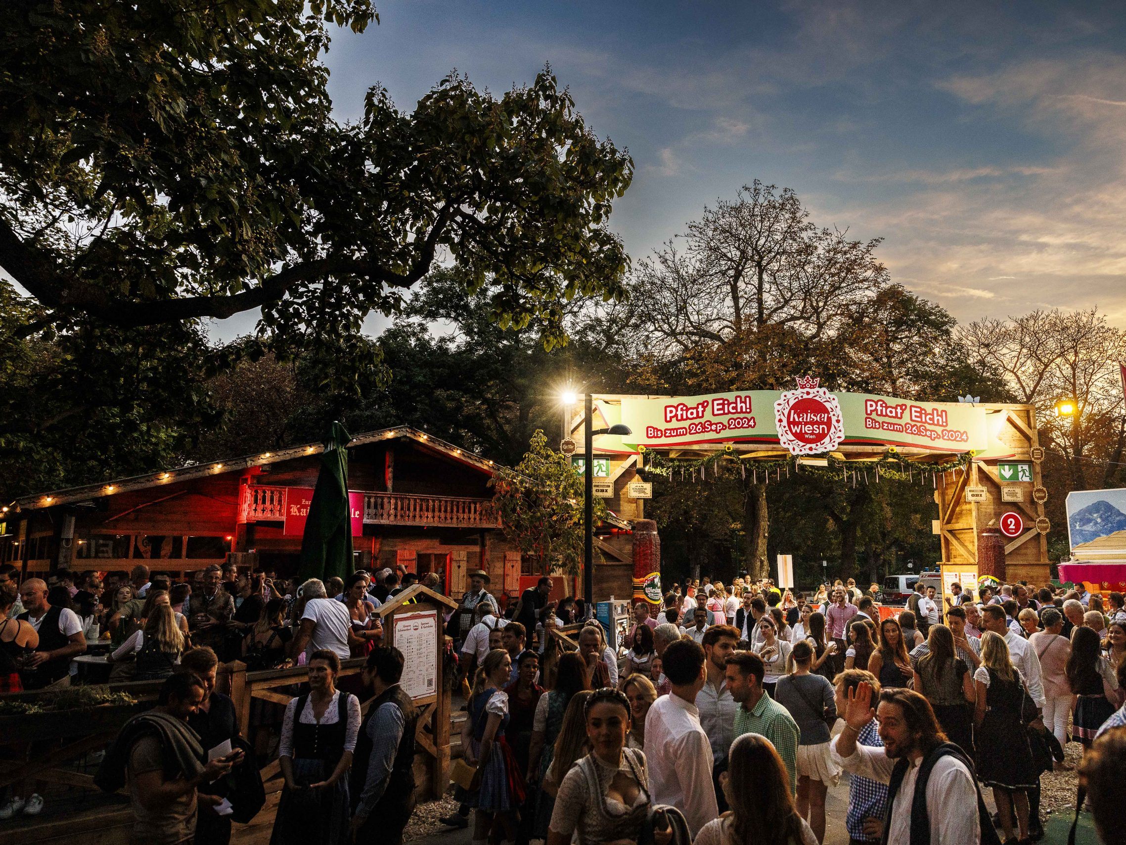 Auch 2024 gibt es wieder Schlager- und Volksfeststimmung auf der Wiener Kaiser Wiesn im Prater.