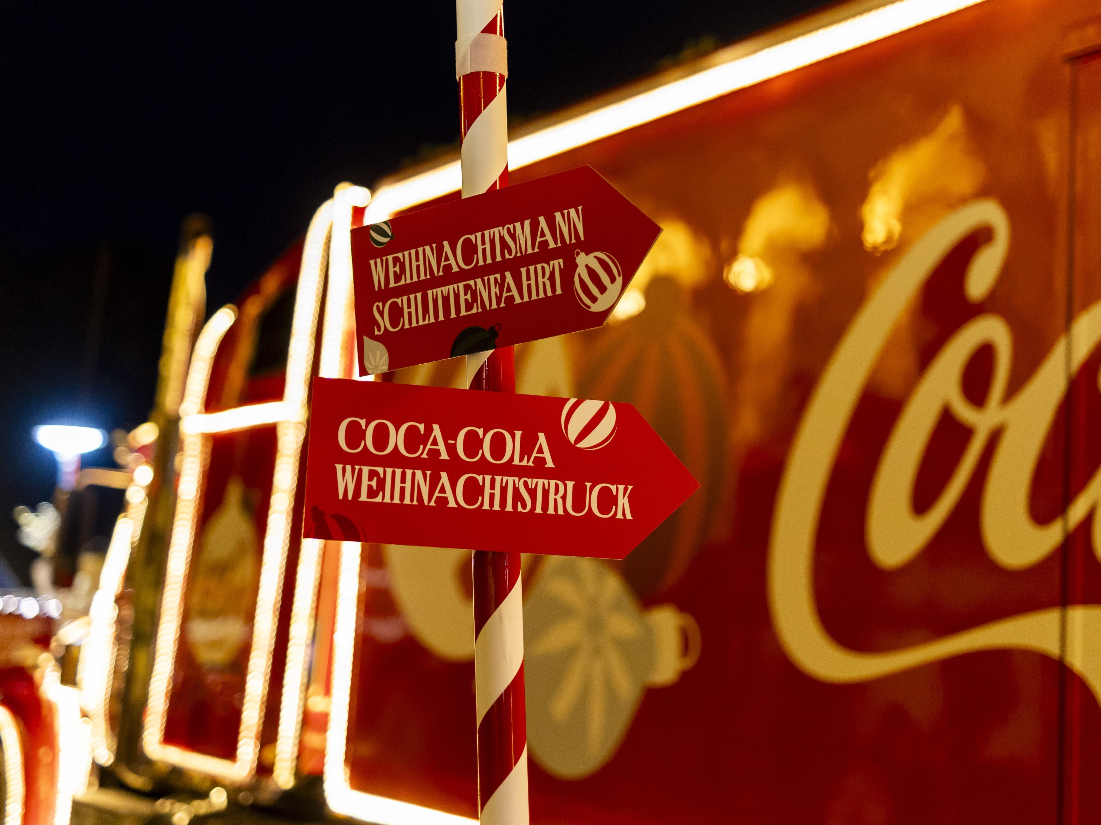 Lange dauert es nicht mehr bis zur Ankunft des Coca-Cola Weihnachtstrucks bei der Hofer-Filiale Bauhausstraße 3 in Bad Fischau.