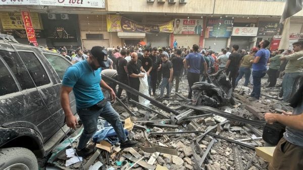 Der Angriff hinterließ auf der Straße deutliche Schäden