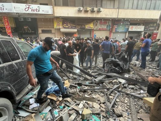 Der Angriff hinterließ auf der Straße deutliche Schäden