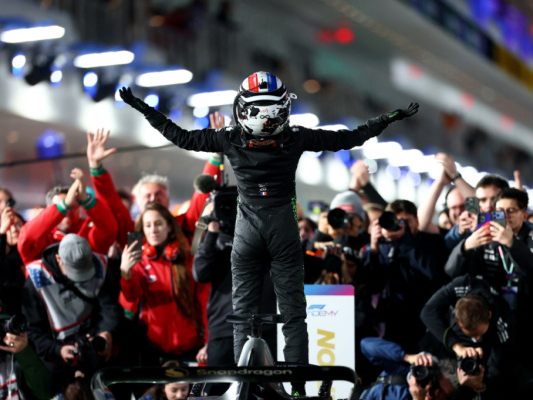 Pin lässt sich als Siegerin feiern