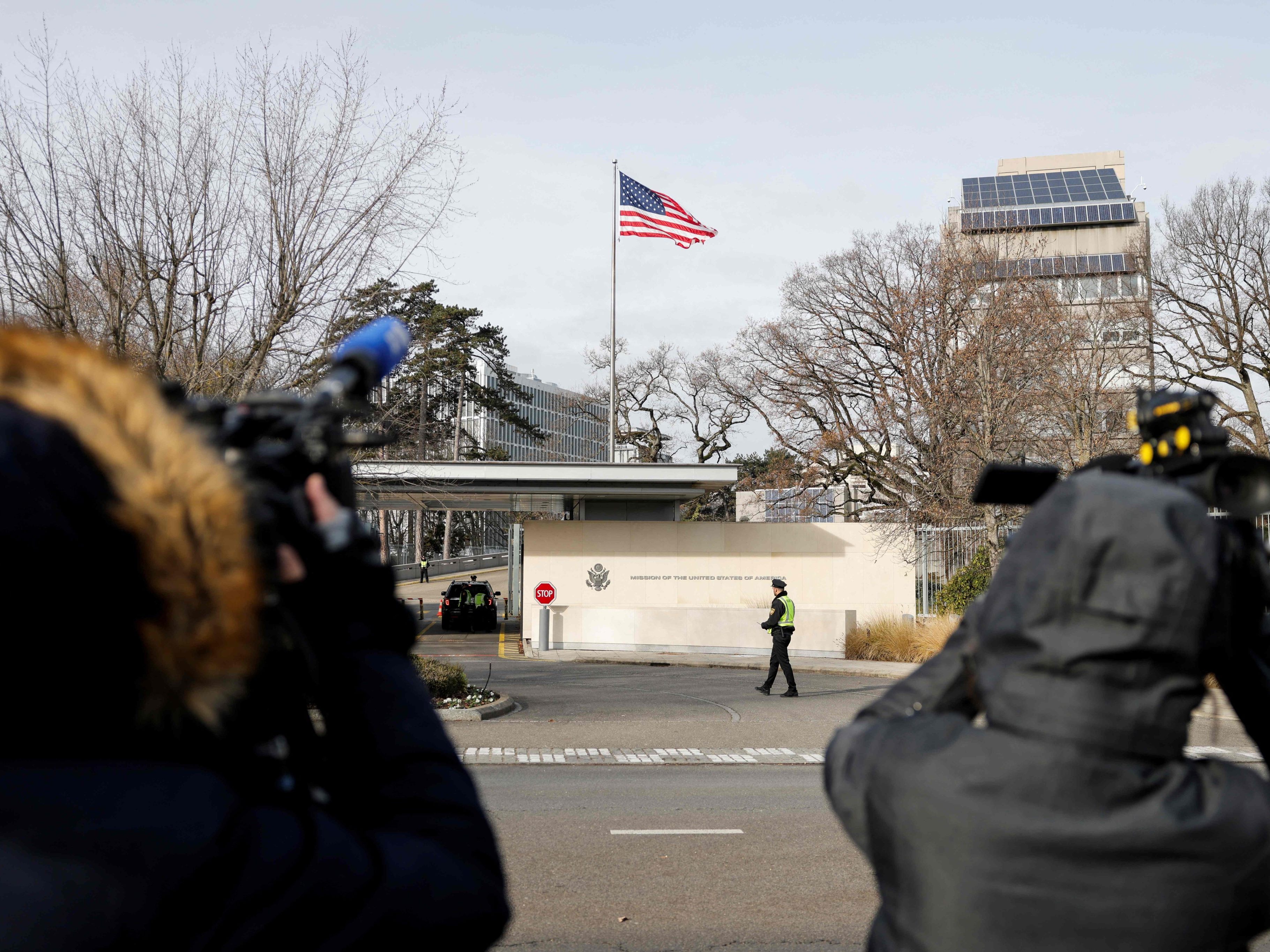 Vor dem Gebäude der US-Mission in Genf versammeln sich am 23. November 2025 Journalisten.